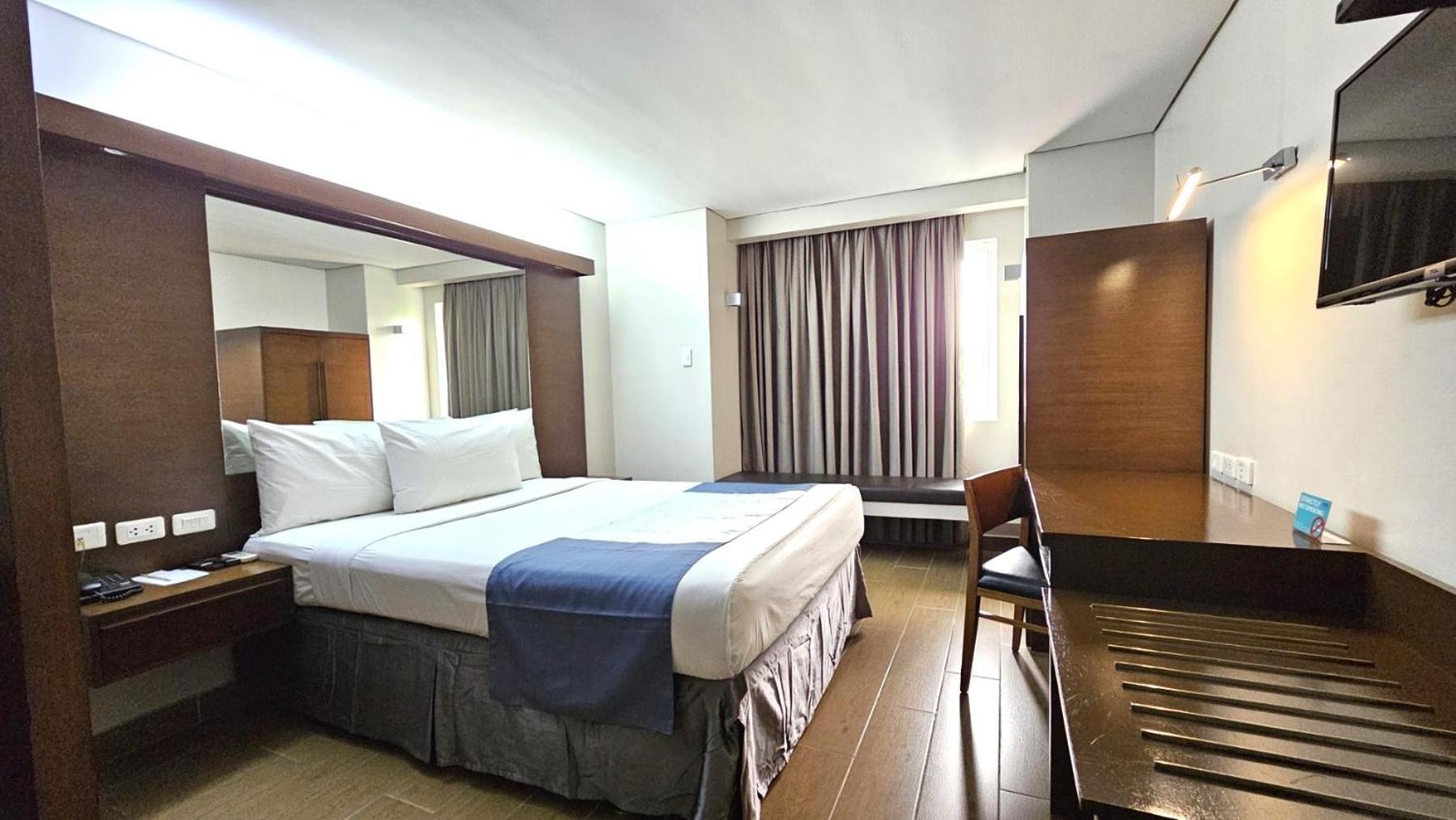 Microtel By Wyndham Acropolis Pasig City Exterior photo