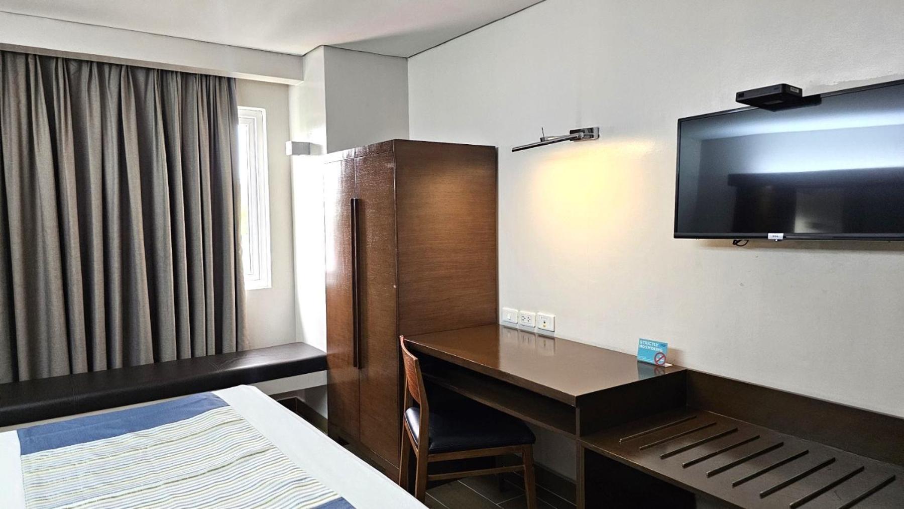 Microtel By Wyndham Acropolis Pasig City Exterior photo
