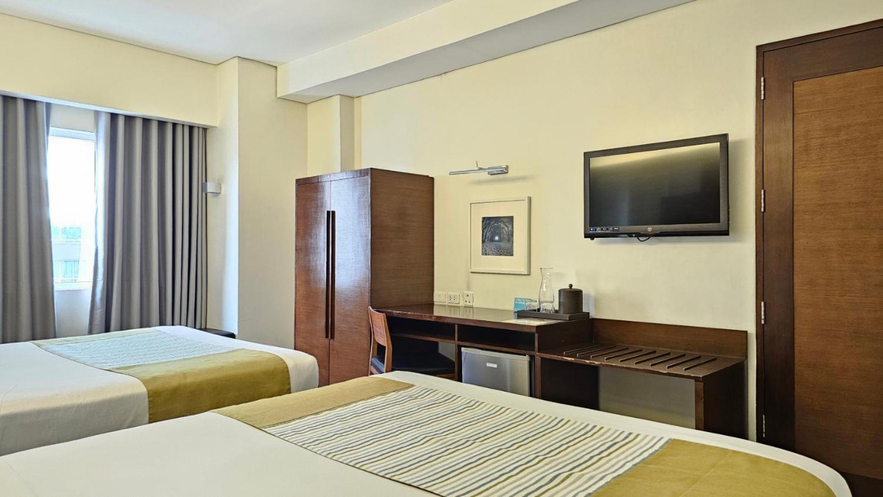 Microtel By Wyndham Acropolis Pasig City Exterior photo