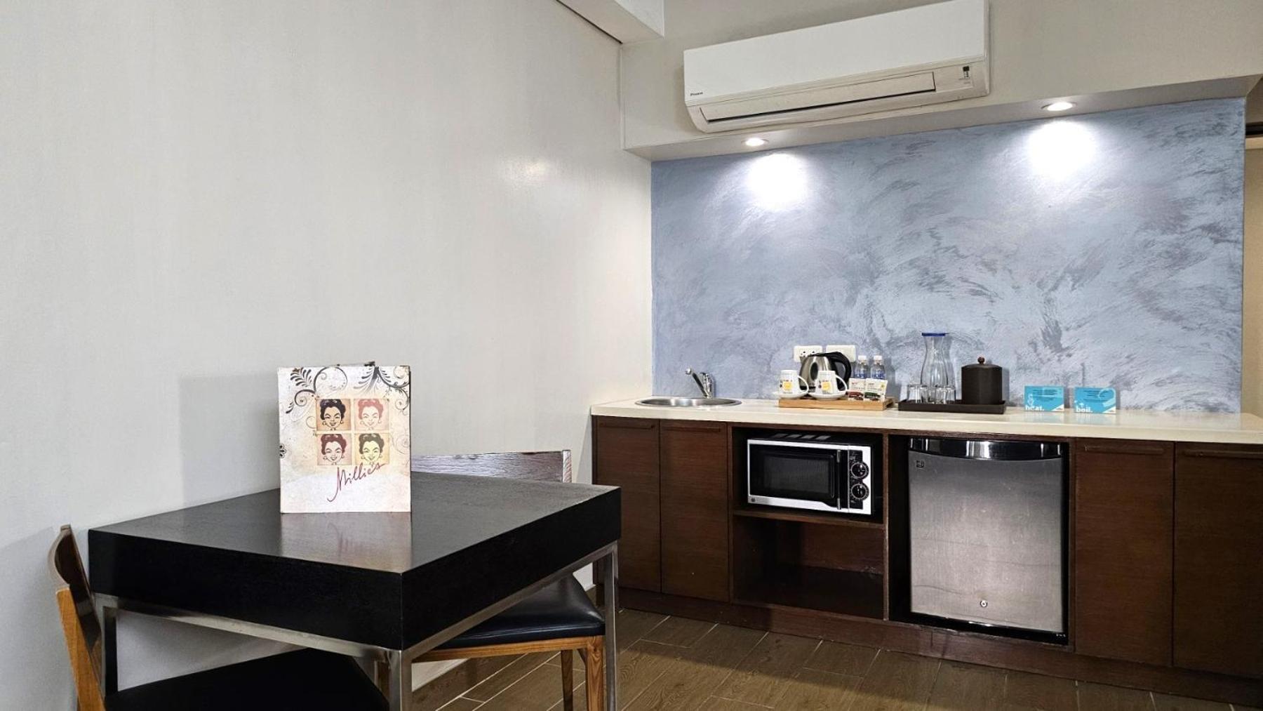 Microtel By Wyndham Acropolis Pasig City Exterior photo