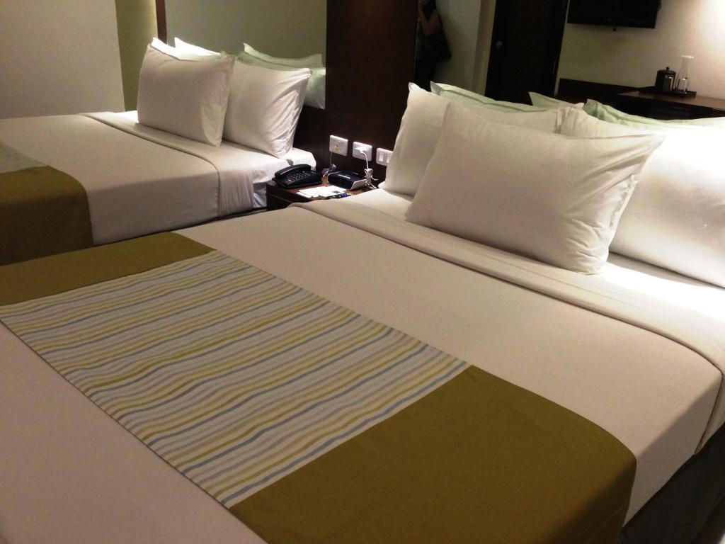 Microtel By Wyndham Acropolis Pasig City Exterior photo