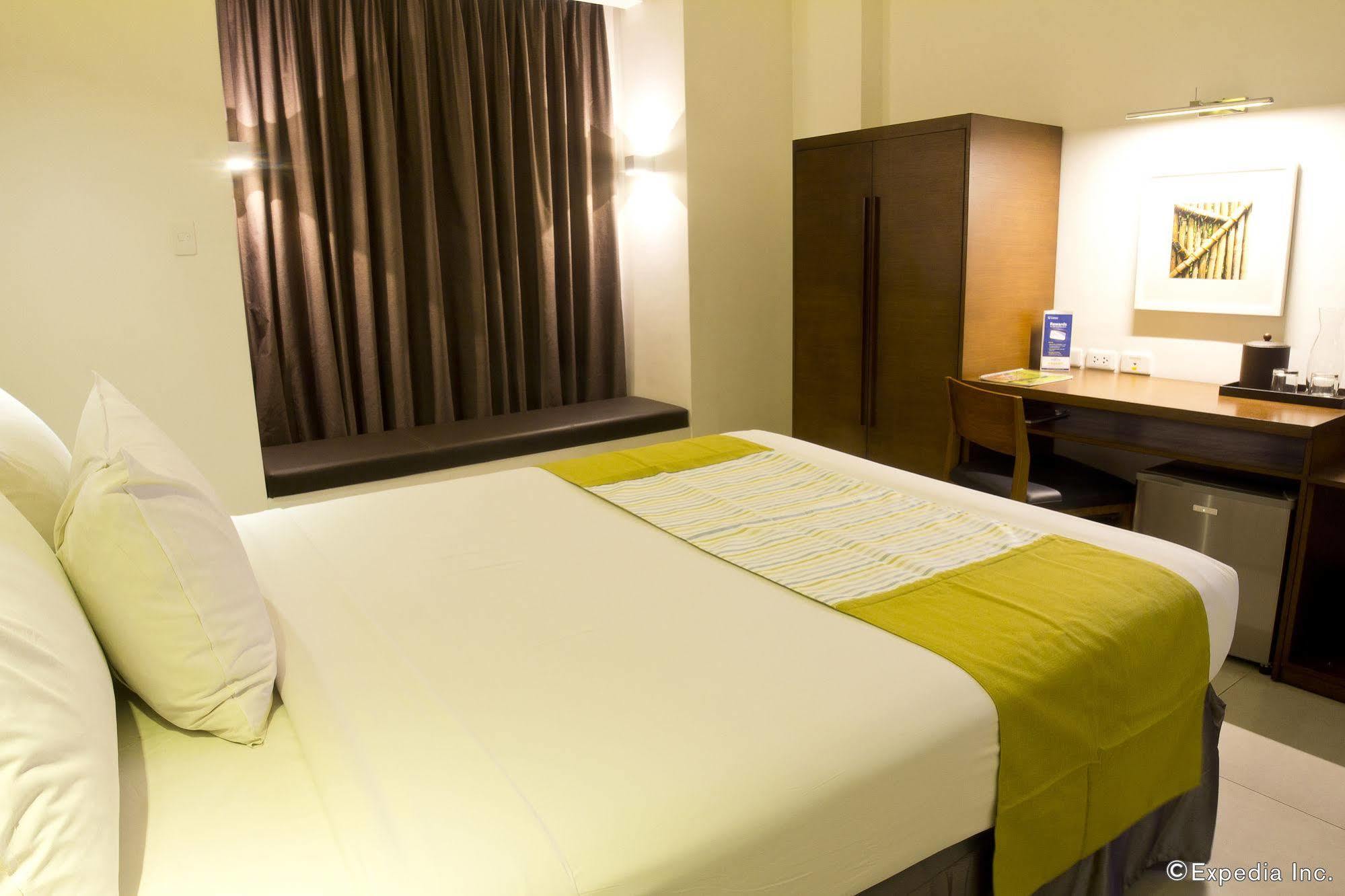 Microtel By Wyndham Acropolis Pasig City Exterior photo