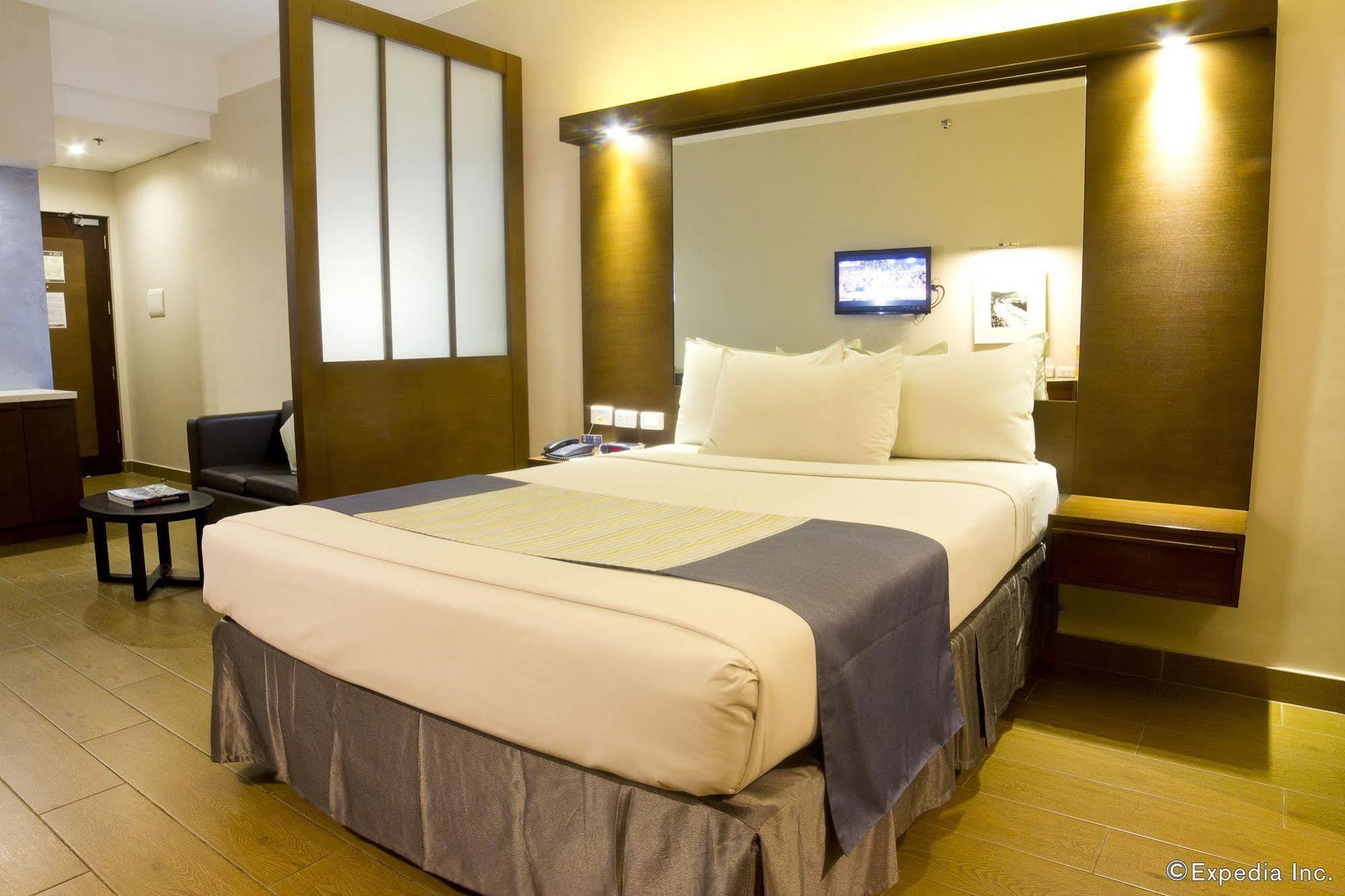 Microtel By Wyndham Acropolis Pasig City Exterior photo