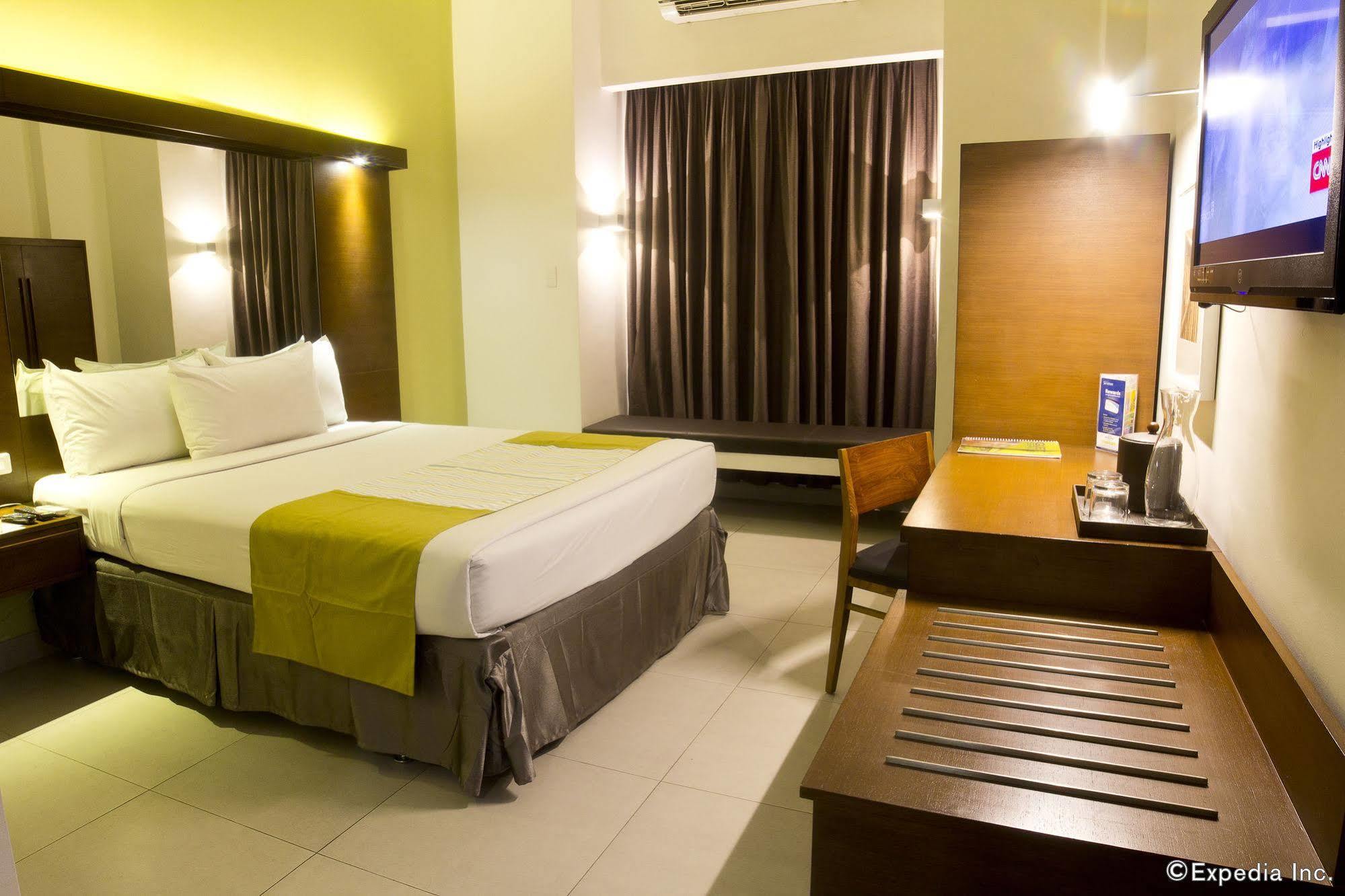 Microtel By Wyndham Acropolis Pasig City Exterior photo